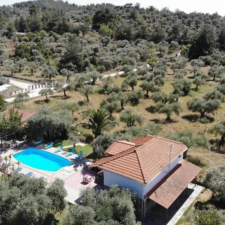 Iatrou شقة فندقية 3*