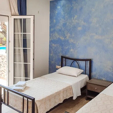 Iatrou شقة فندقية 3*