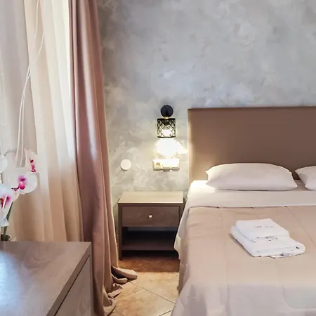 Iatrou شقة فندقية 3*